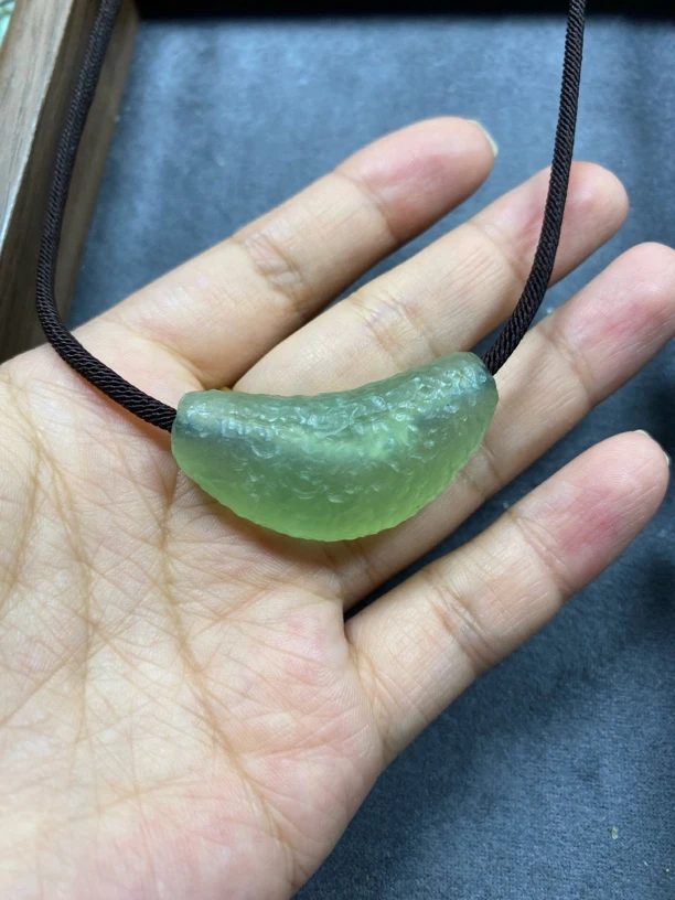 纯天然岫玉纯手工锤纹雕刻挂件