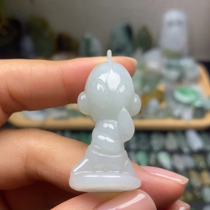 翡翠未镶嵌颈饰奥特曼