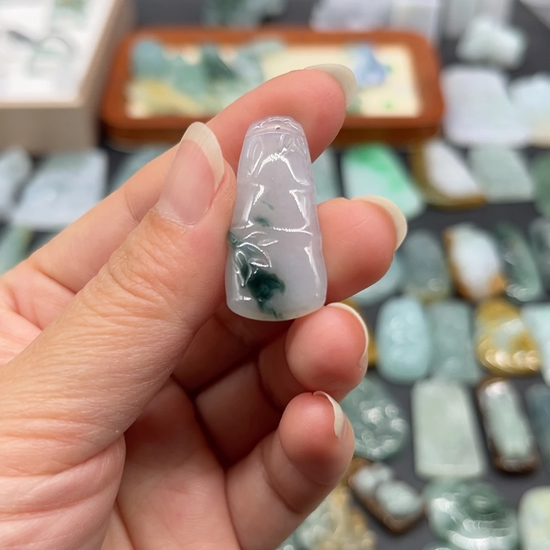 翡翠未镶嵌颈饰竹节