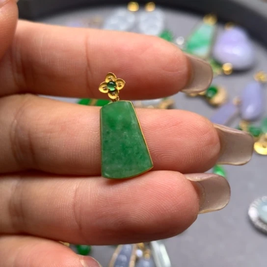 颈饰18K金镶嵌翡翠