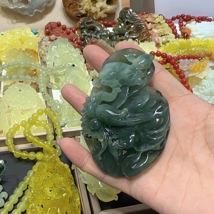 未镶嵌蛇纹石玉吊坠