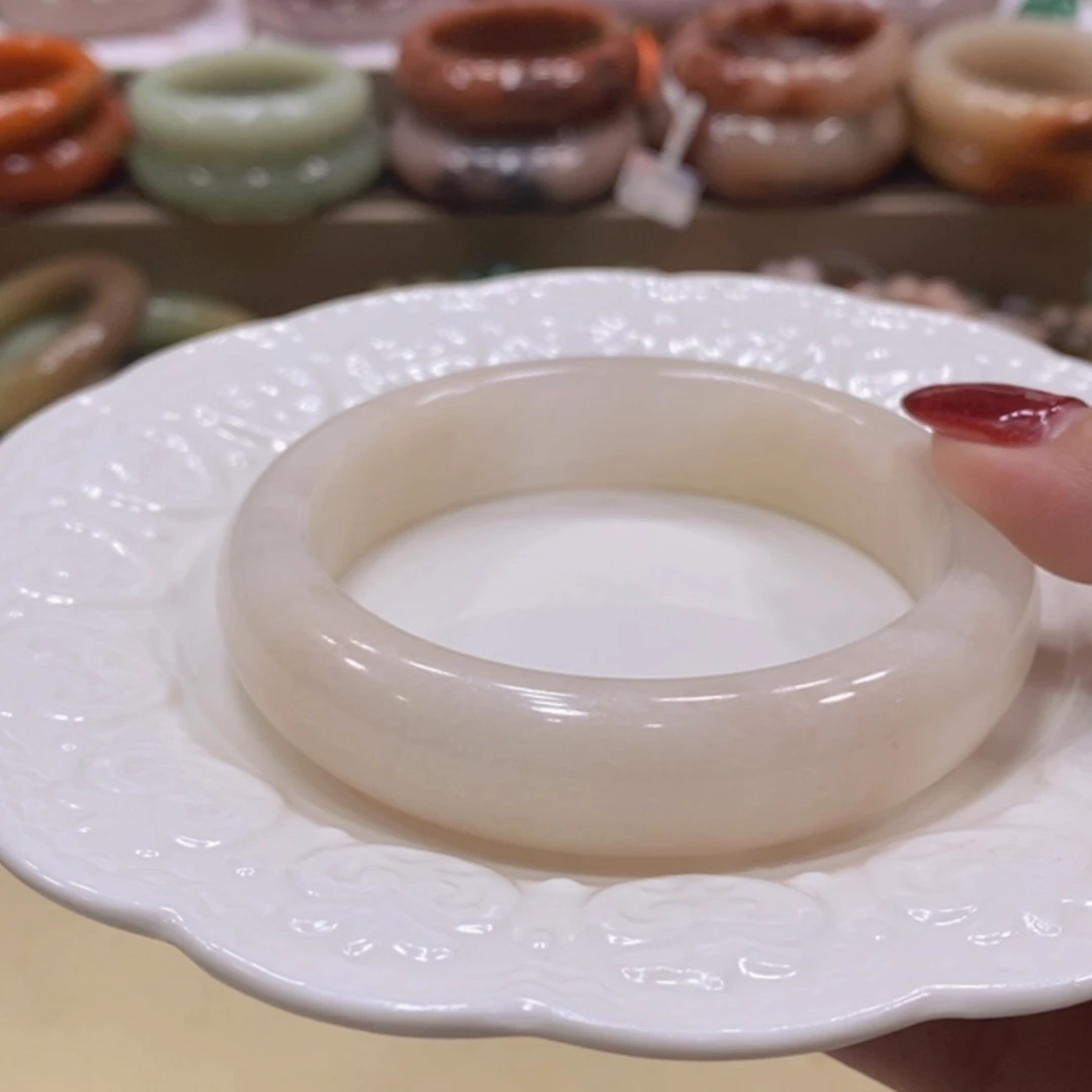 【闪购商品】未镶嵌手镯石英质玉