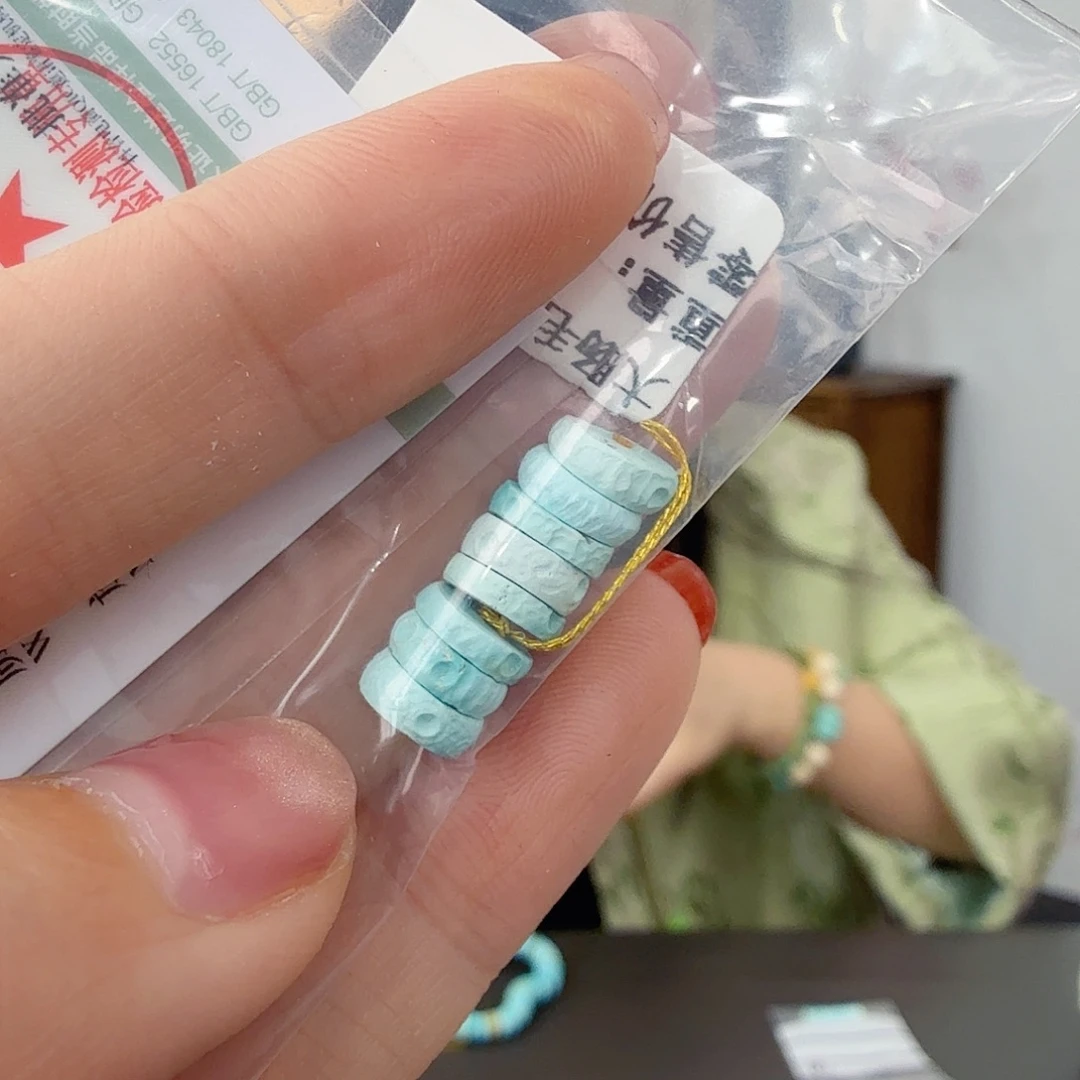 小***宗绿松石未镶嵌挂件