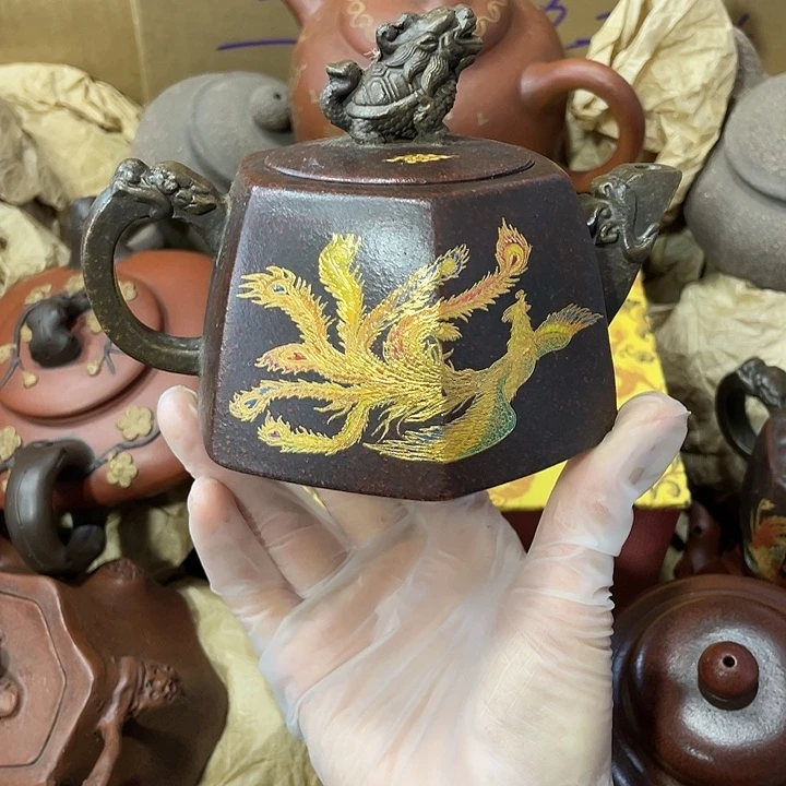 紫砂茶壶原矿泥料，手工制作一把紫砂壶。