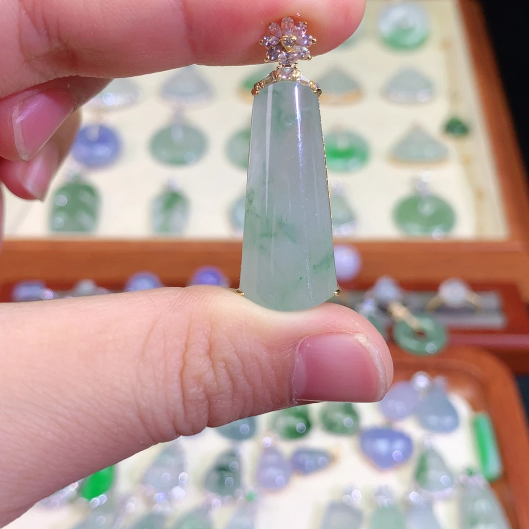 颈饰18K金镶嵌翡翠