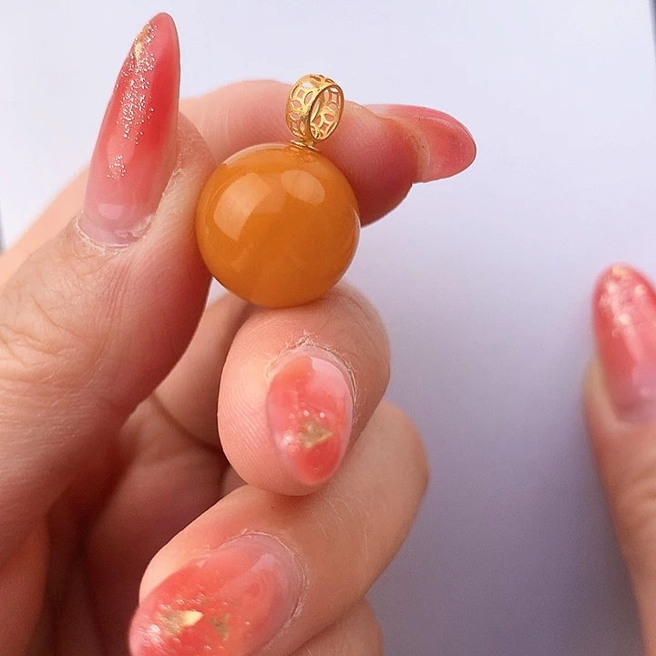 蜜蜡颈饰18K金镶嵌吊坠