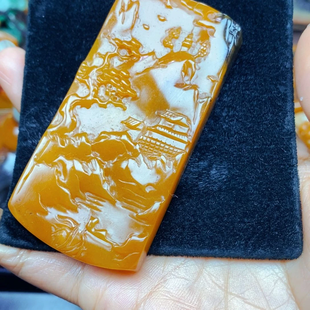 未镶嵌石英质玉（黄龙玉）颈饰