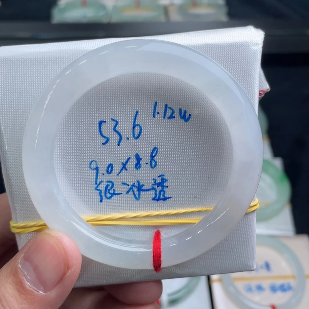 翡翠手镯未镶嵌翡翠手镯