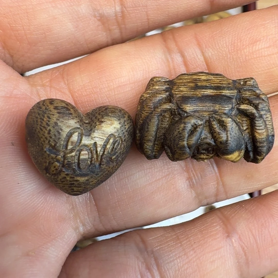 晨***光香料绿奇棋沉香螃蟹爱心雕件2.9克