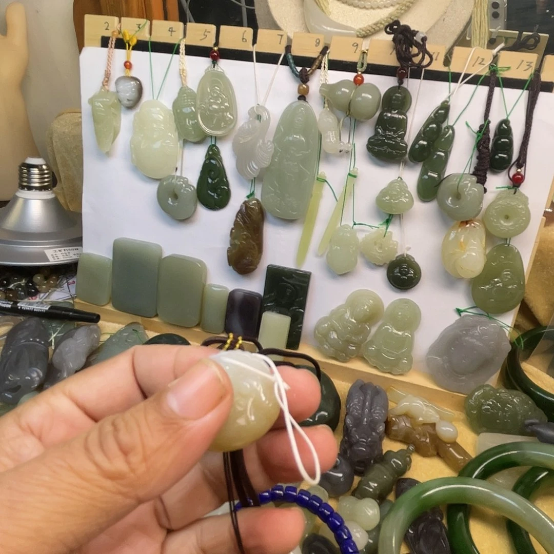 源***阁和田玉未镶嵌颈饰