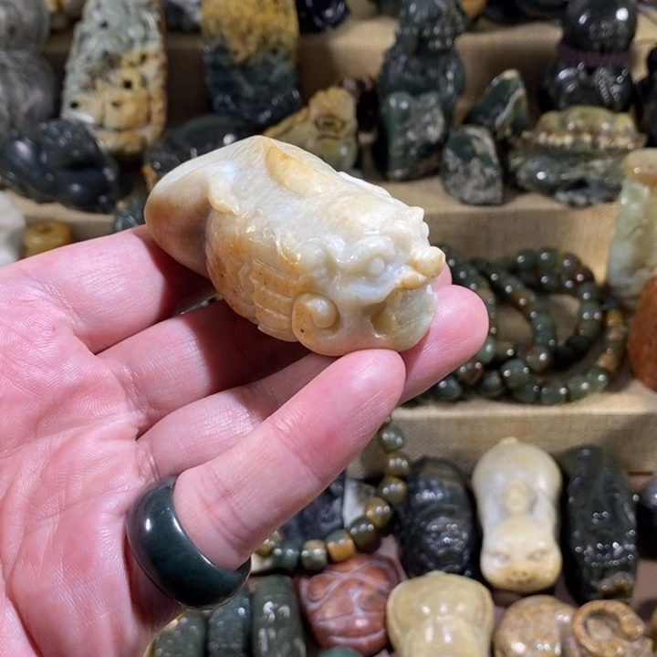 透闪石质玉未镶嵌挂件