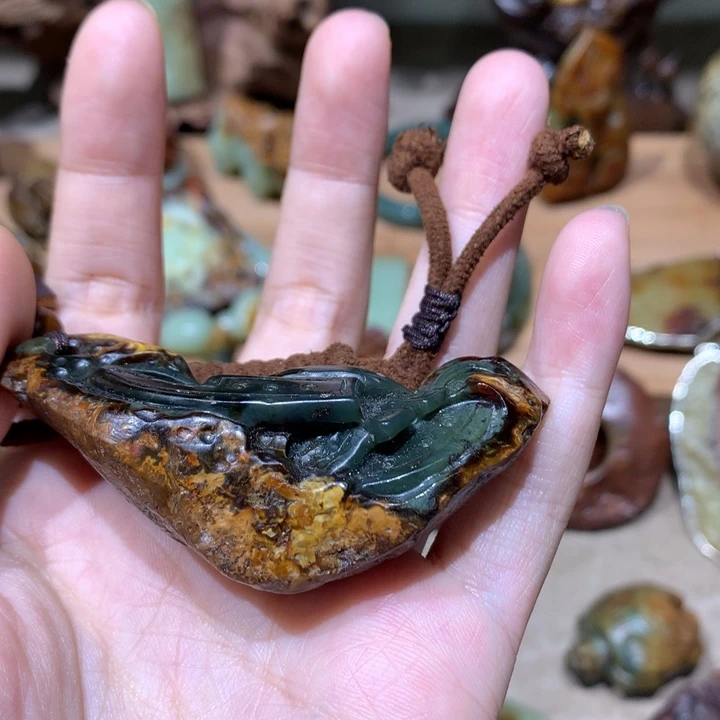 未镶嵌岫岩河磨玉（透闪石质玉）挂件