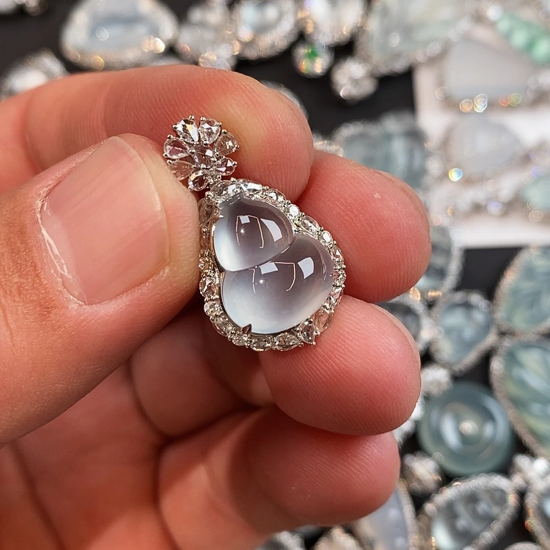 翡翠18K金镶嵌颈饰葫芦