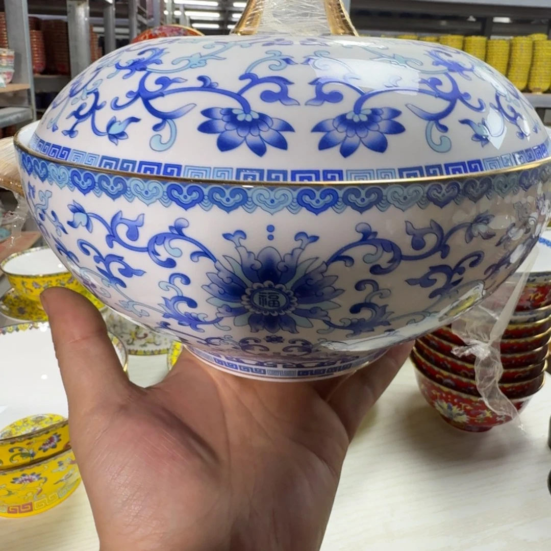 一个大汤煲（m煲）。