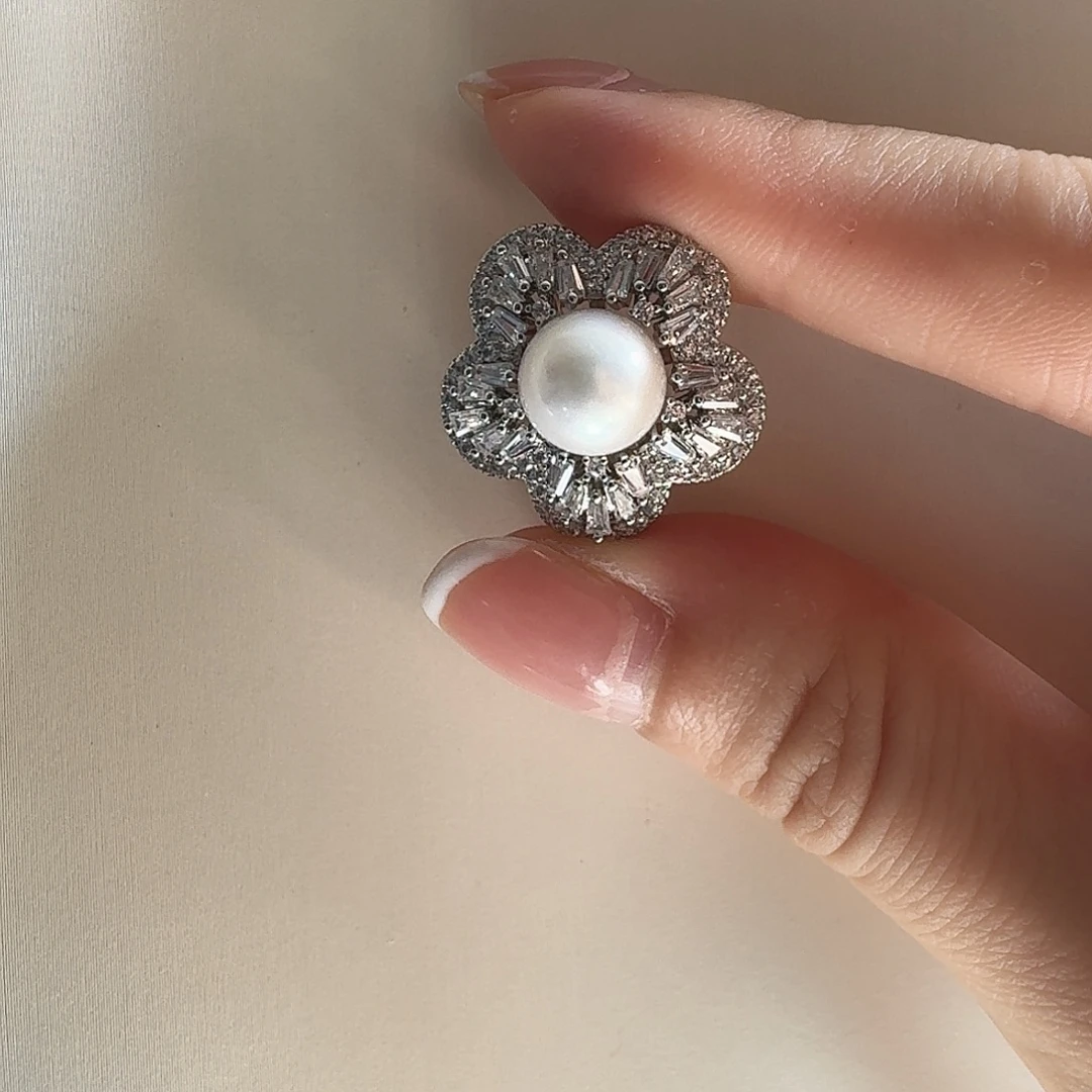 胸饰合金淡水珍珠梅花胸针