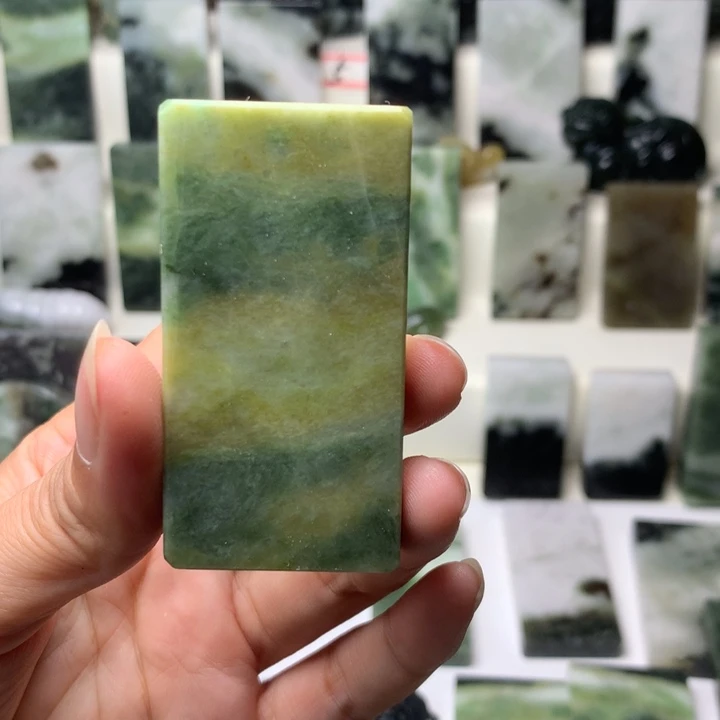 挥***）独山玉未镶嵌颈饰