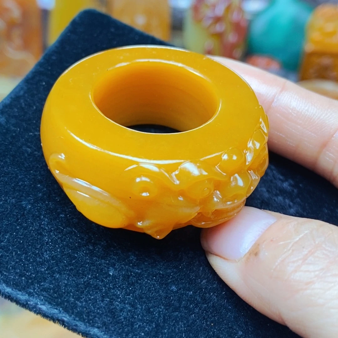 未镶嵌石英质玉（黄龙玉）颈饰