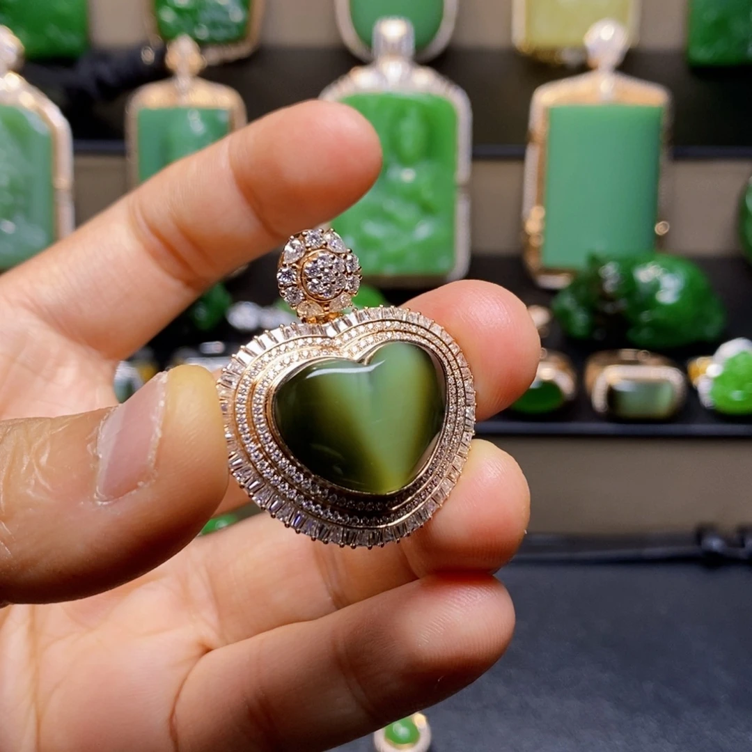 卡***世吊坠(不含链)18K金镶嵌和田玉