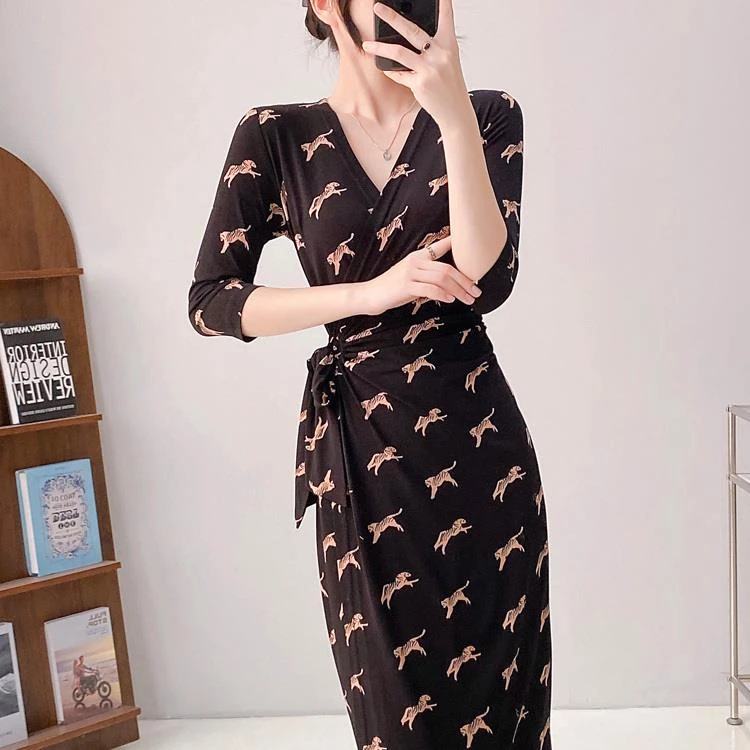 2025夏新高级感黑色印花修身裹身裙弹力V领弹力显瘦中长款连衣裙