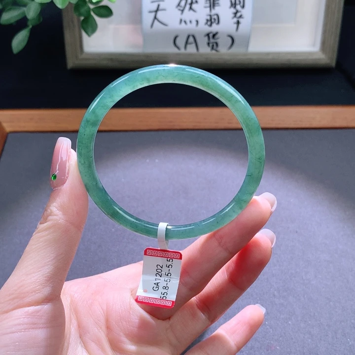 翡翠手镯未镶嵌天然翡翠手镯