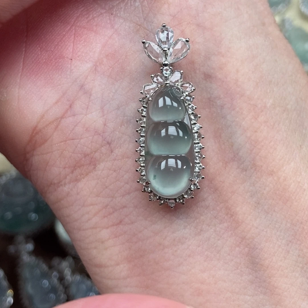 翡翠18K金镶嵌颈饰豆子