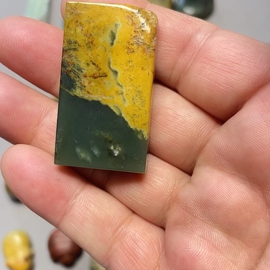 卡***者岫岩河磨玉（透闪石质玉）未镶嵌挂件