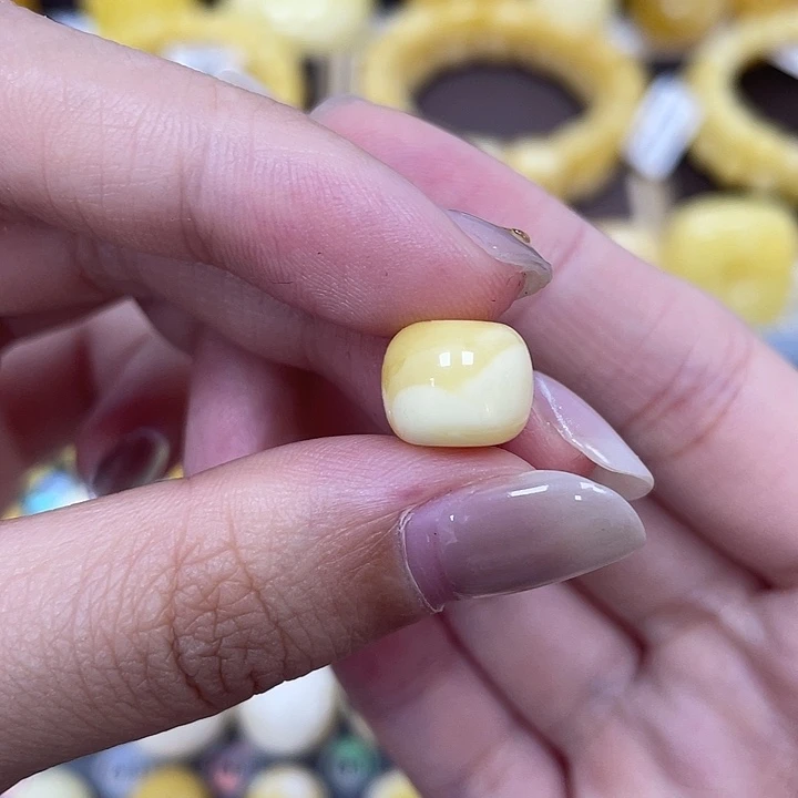 琥珀未镶嵌裸石10.3*8.3mm瑕 202