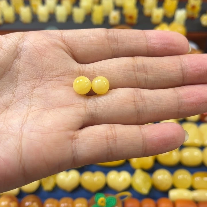 琥珀未镶嵌裸石卡8加圆珠一对