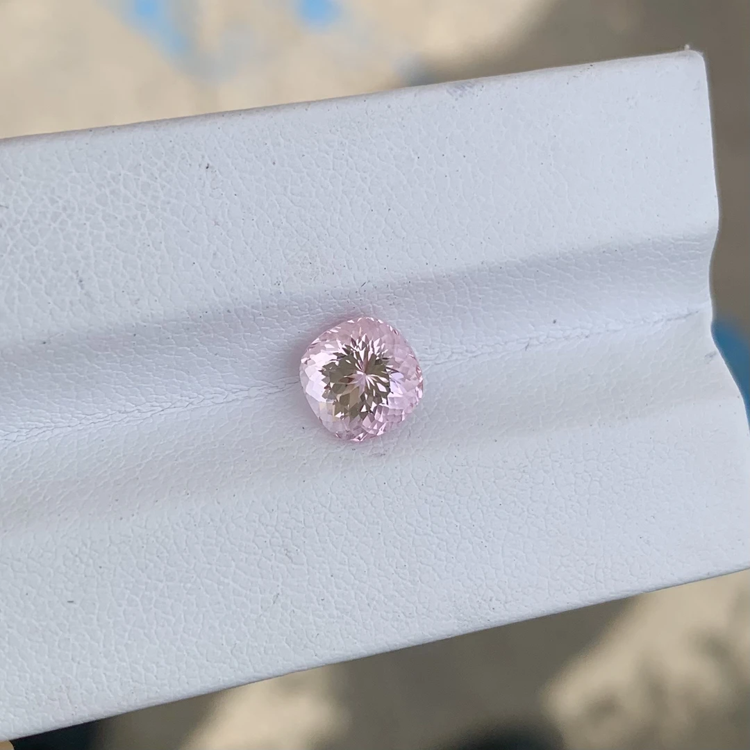 天然樱花粉摩根石裸石1.69克拉 7.2*7.3mm亮丽精切玻璃体