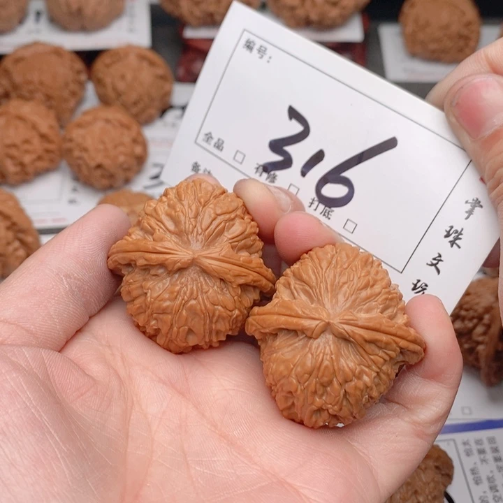 文玩核桃吊坠40白狮子316