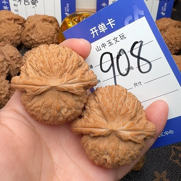 文玩核桃吊坠白狮子45尺全品