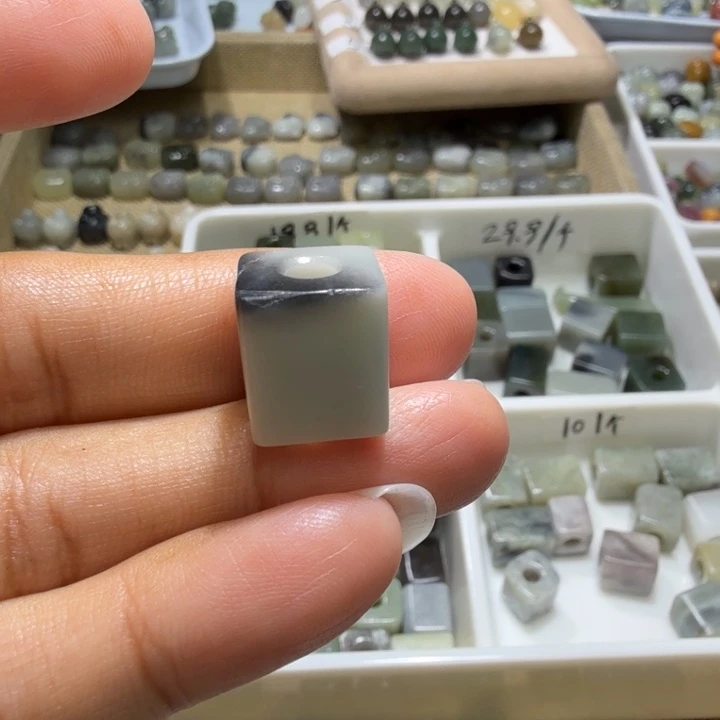 玫***瑰和田玉未镶嵌珠宝奇石