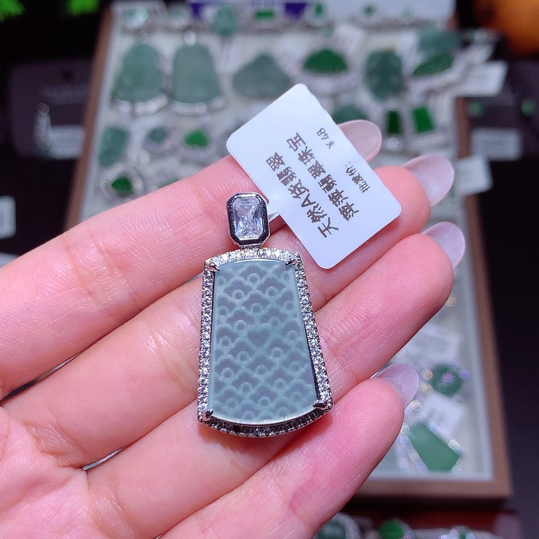 翡翠未镶嵌颈饰?****?翡翠