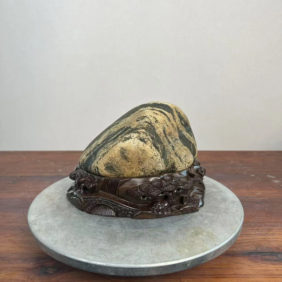《文房小山——黄金小靠山》摆件，长22cm*高14cm*厚14cm，重量：7斤。