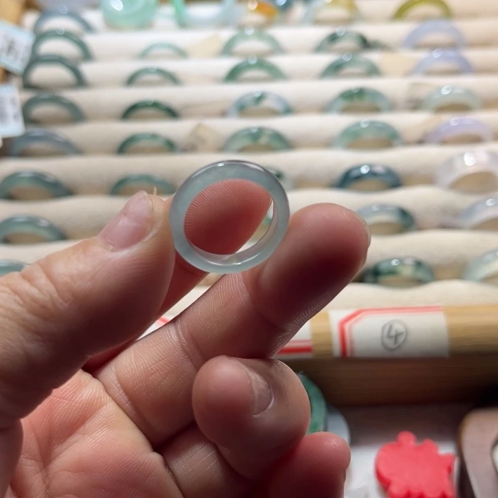 翡翠未镶嵌戒指蓝水