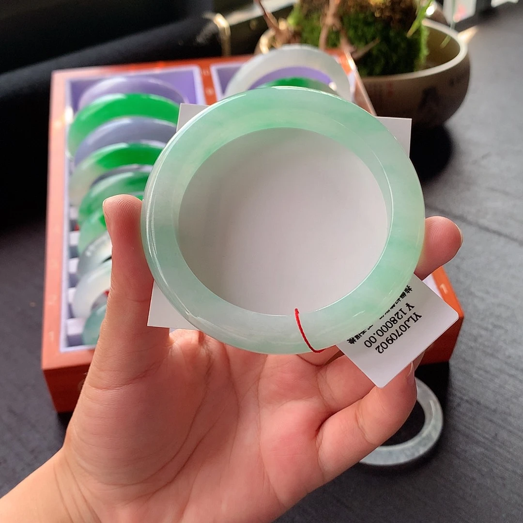 翡翠手镯未镶嵌60甜绿