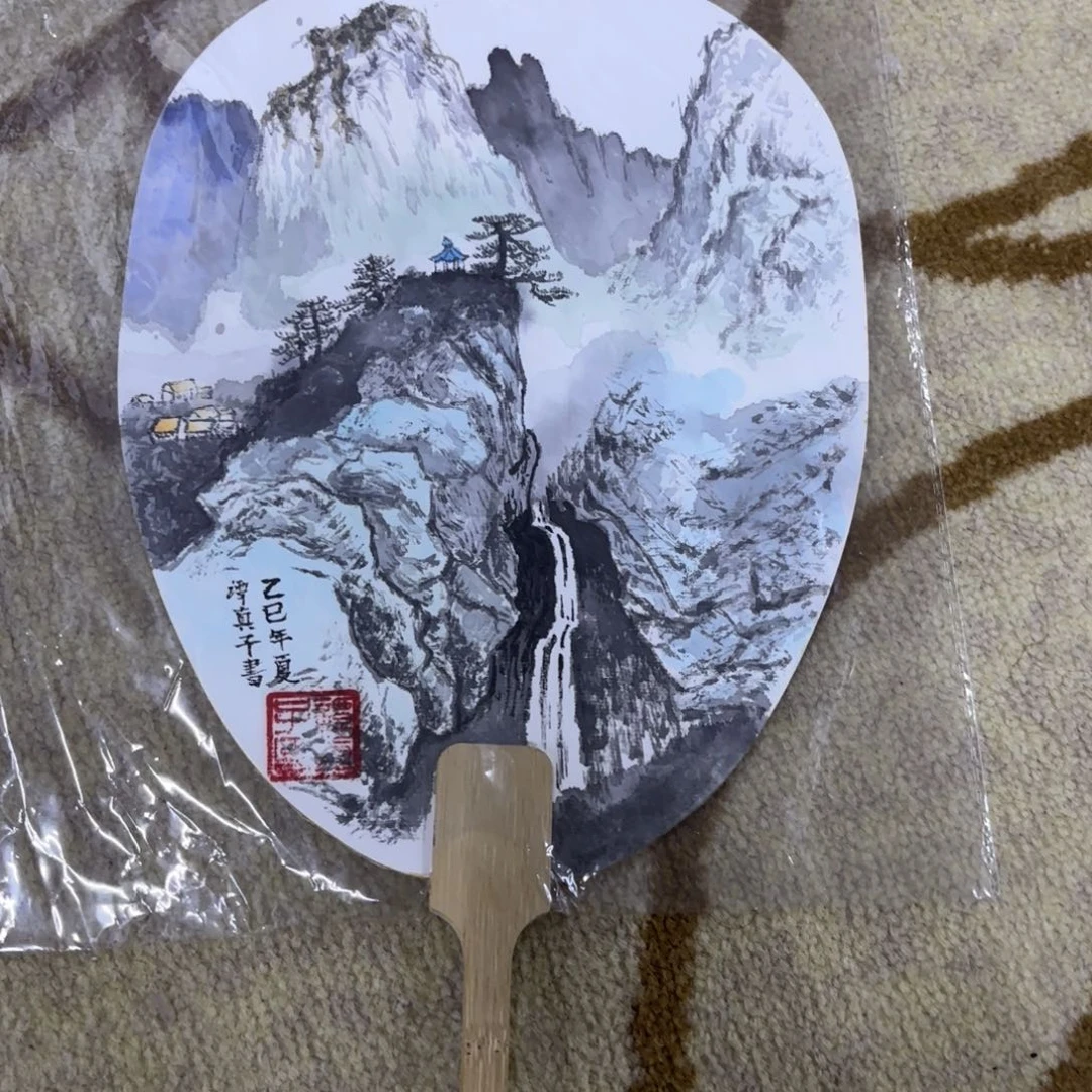 国画真子扇子一把