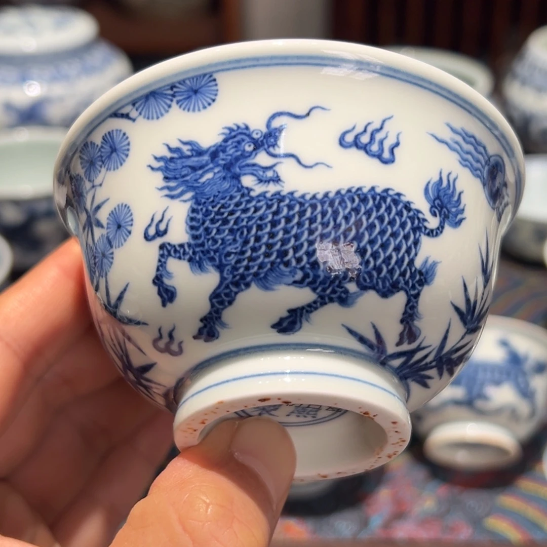 陶精品青花松竹梅麒麟望月压手杯口径约9.5厘米