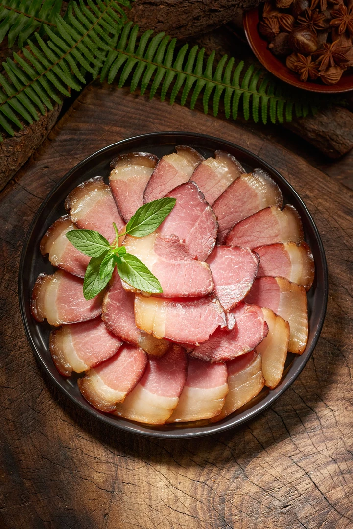 渝开腊后腿肉偏瘦五花肉肥瘦均匀风干味烟熏味农家传统风味１斤装