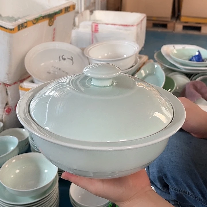 陶瓷青瓷品锅一个，微瑕处理