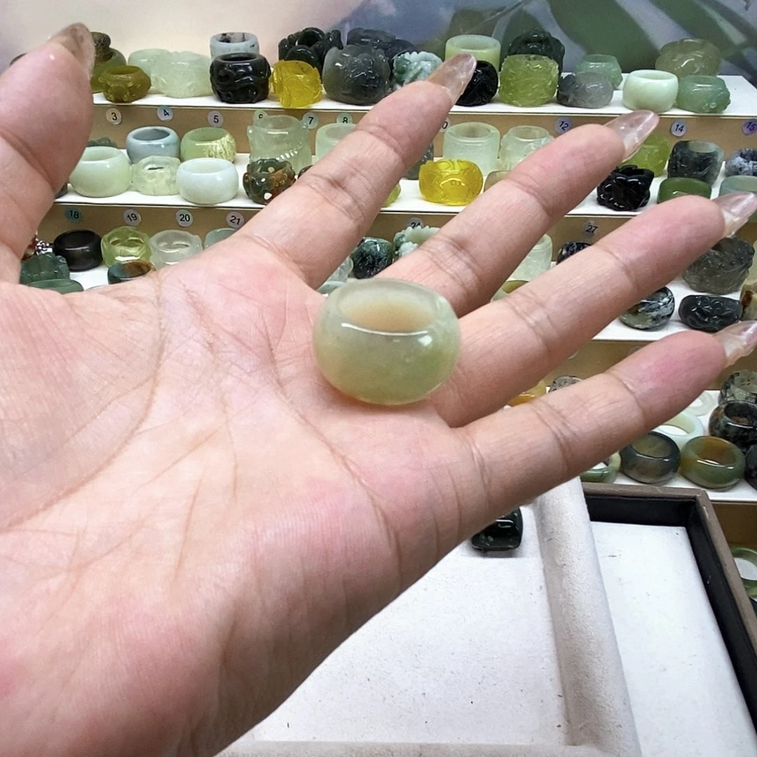 是***呀岫玉未镶嵌天然玉石岫玉