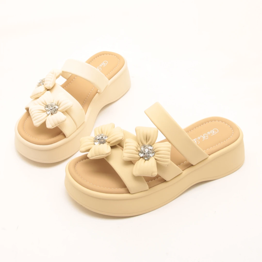 7025夏季新款轻便松糕厚底花朵水钻凉拖鞋女温柔仙女百搭一字拖