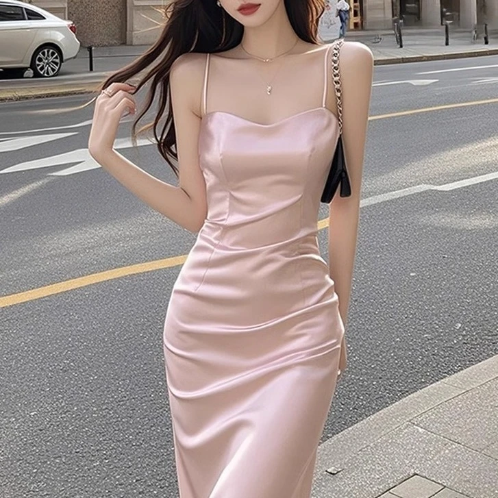 粉色低领吊带缎面连衣裙女夏季气质女神范纯欲风高端轻奢礼服裙子