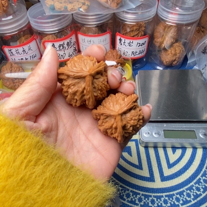 彦***超桃核吊坠三棱核桃