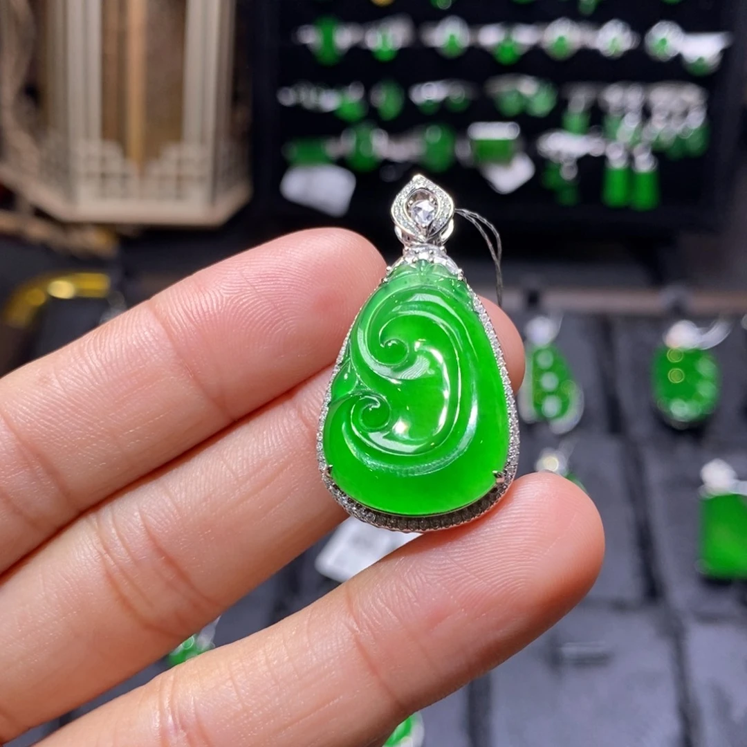 颈饰18K金镶嵌翡翠如意吊坠