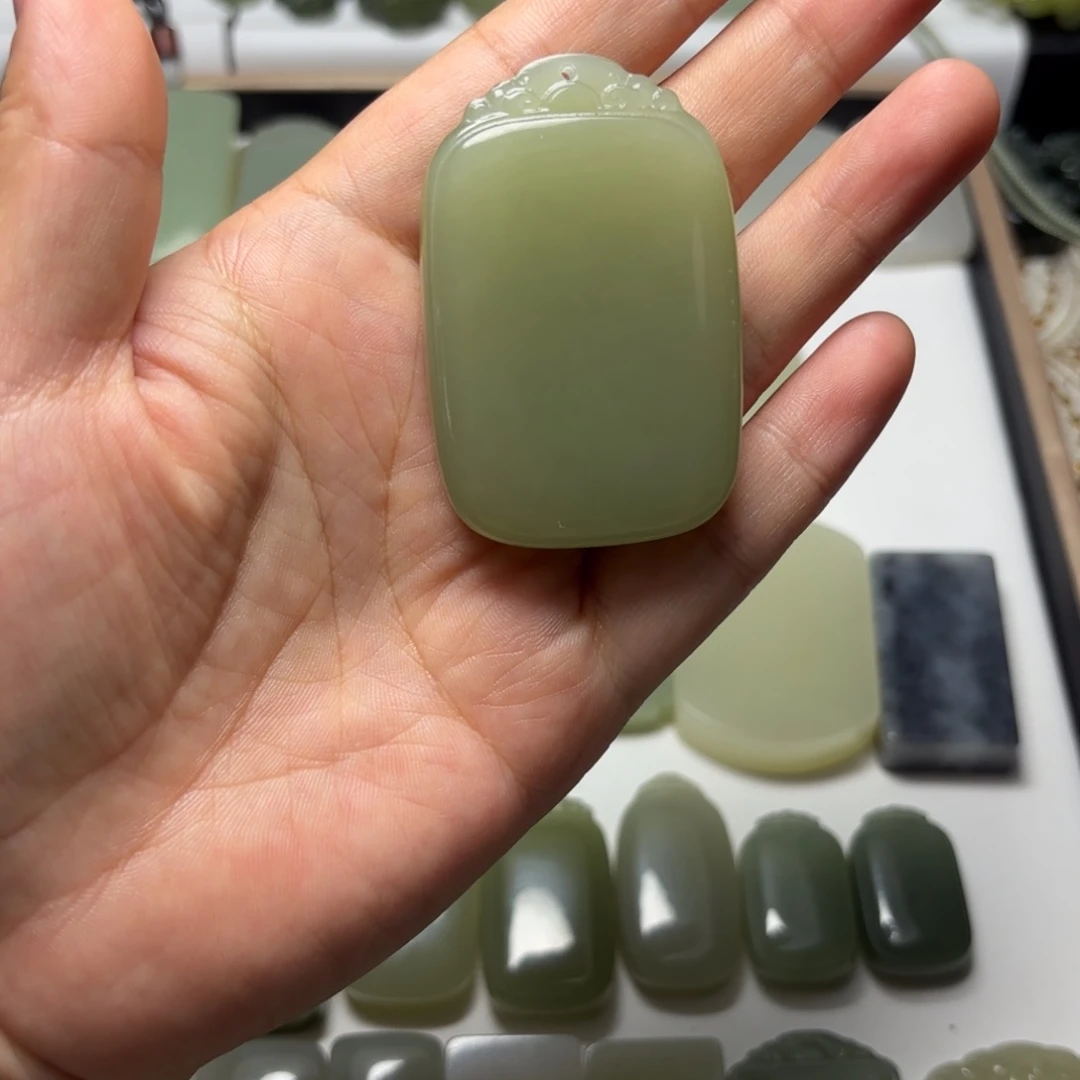 ****丶和田玉未镶嵌颈饰