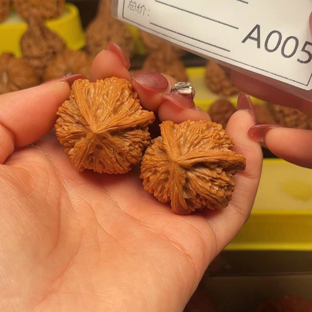 汪***食吊坠文玩核桃三棱