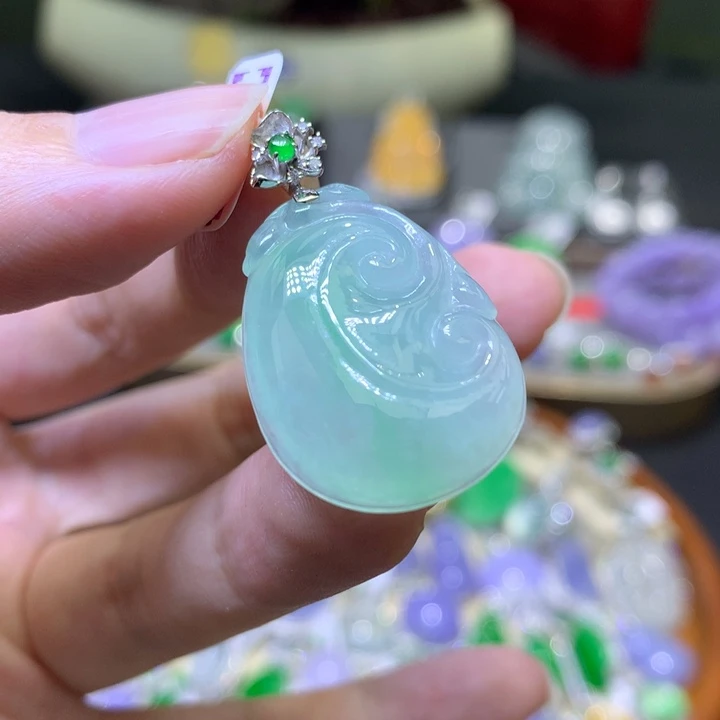 颈饰18K金镶嵌翡翠