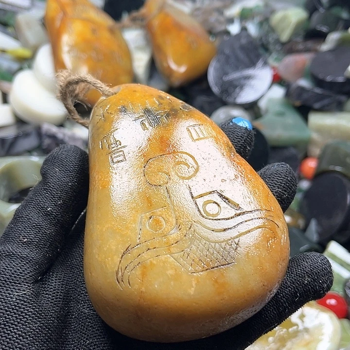 和田玉（糖玉）和田玉边角料9K金镶嵌白**君