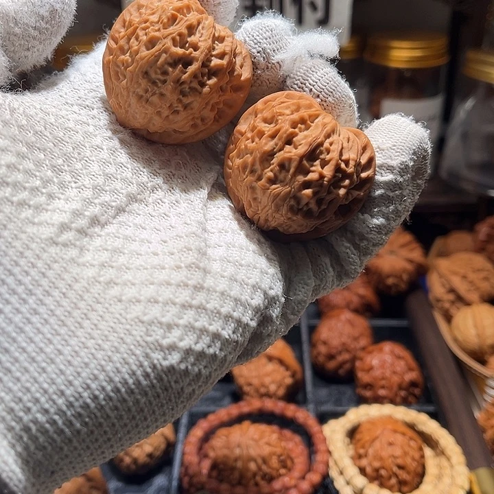 文玩核桃吊坠金牛